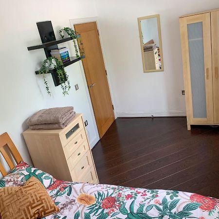 Room In Stratford With Private Bathroom And Parking London Exterior photo
