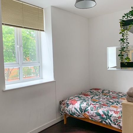 Room In Stratford With Private Bathroom And Parking London Exterior photo