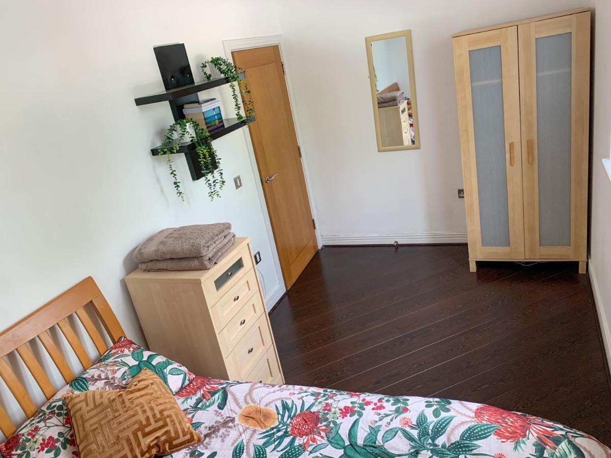 Room In Stratford With Private Bathroom And Parking London Exterior photo