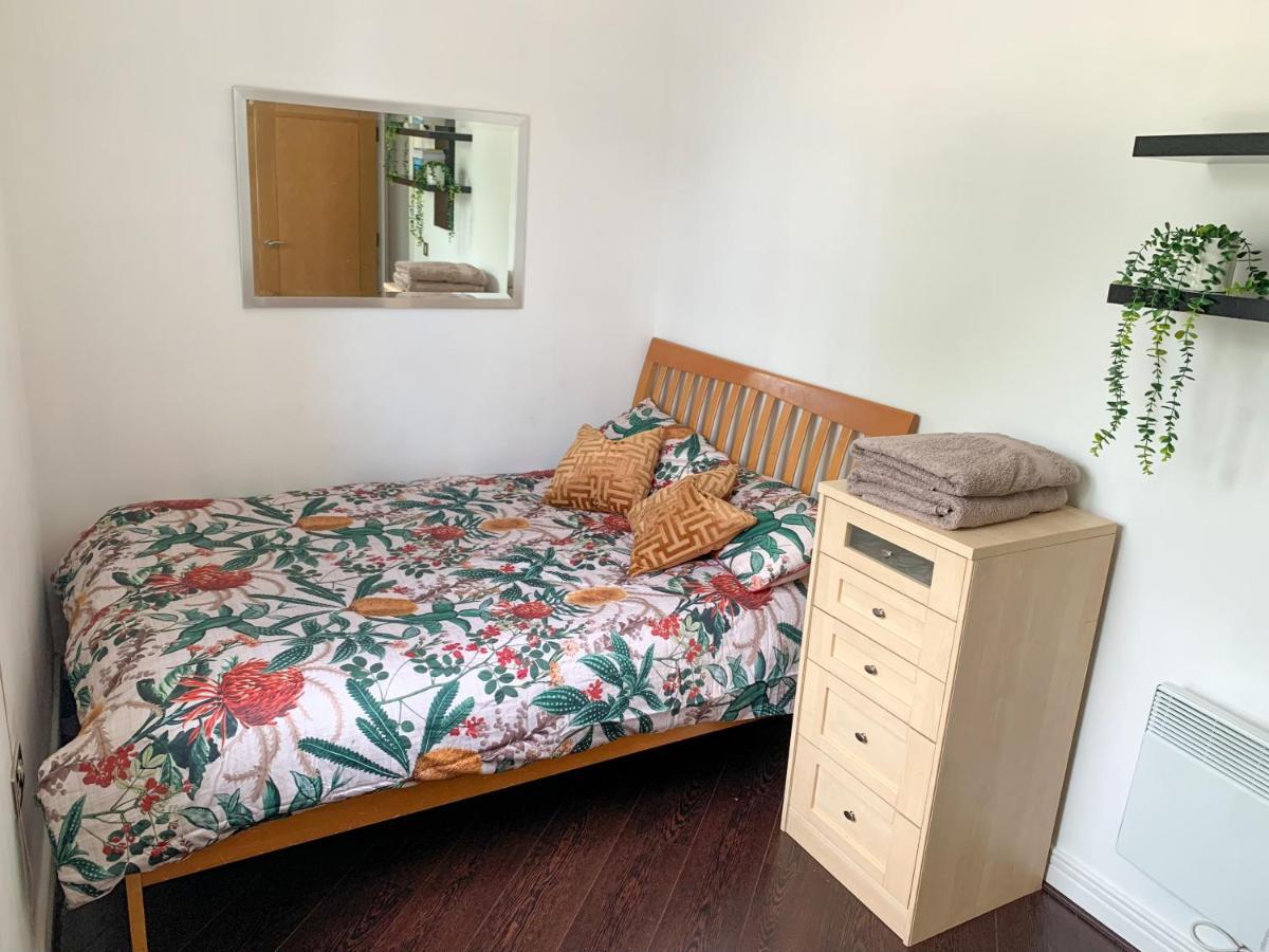 Room In Stratford With Private Bathroom And Parking London Exterior photo